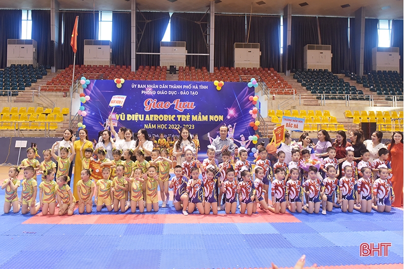 Ha Tinh preschool children are adorable in aerobic dance