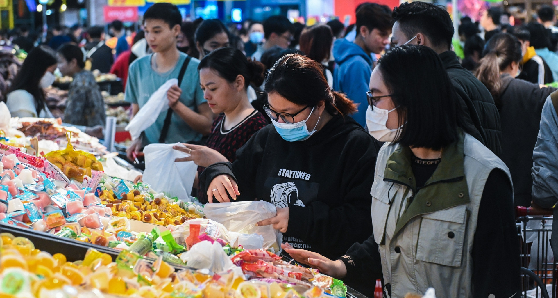 Dân ‘thắt lưng buộc bụng’, giỏ hàng ăn Tết teo tóp