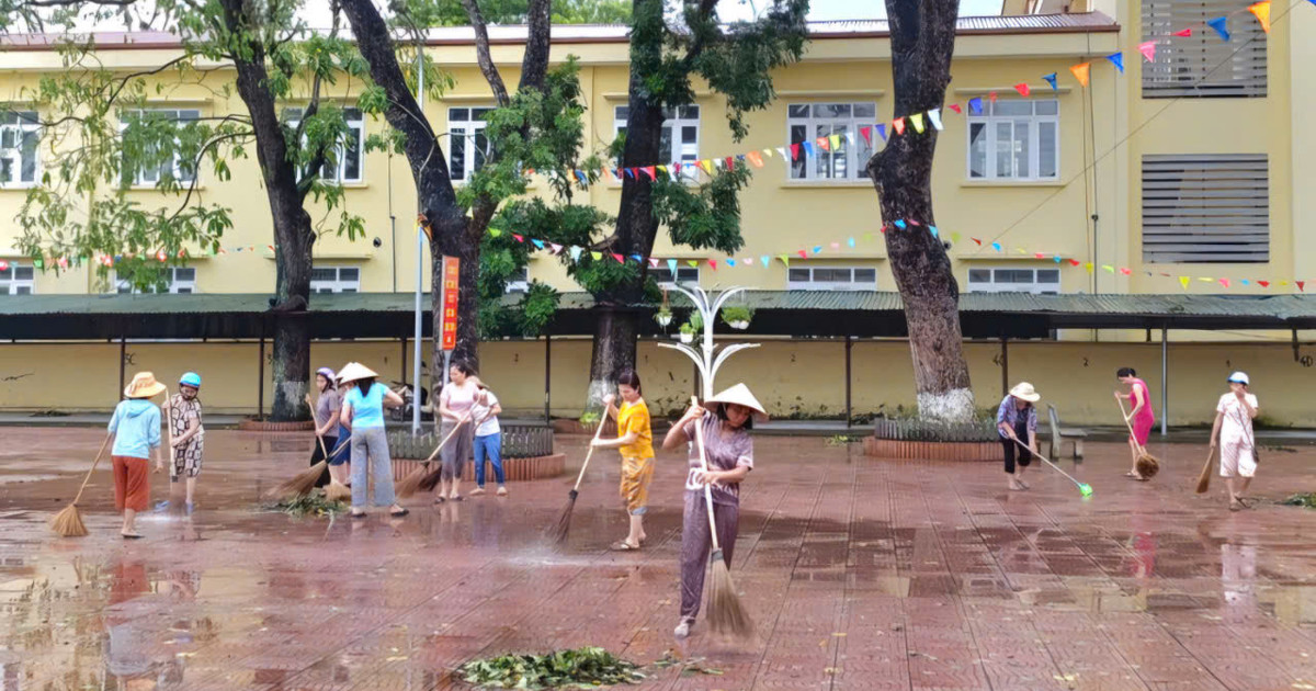 Las escuelas limpian urgentemente el medio ambiente cuando el agua retrocede.