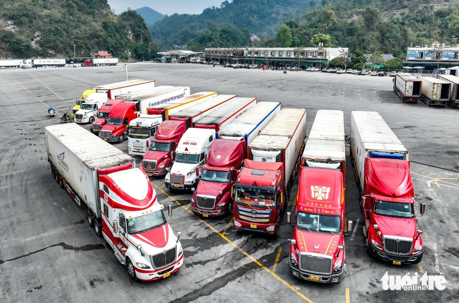 Xe càng lớn thì tỉ lệ điểm mù càng cao, vì vậy mà theo tài xế Trường Sơn, việc bóp còi đôi khi là bắt buộc - Ảnh minh họa: NAM TRẦN