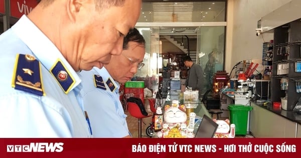 Una tienda en Ninh Binh fue multada por vender teléfonos de contrabando.