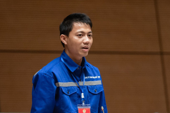 M. Nguyen Duc Dai, un ouvrier de l'industrie du charbon, a exprimé son opinion sur l'élargissement du régime de paiement du Fonds d'assurance contre les accidents du travail et les maladies professionnelles lors du forum du 28 juillet. Photo : Pham Thang