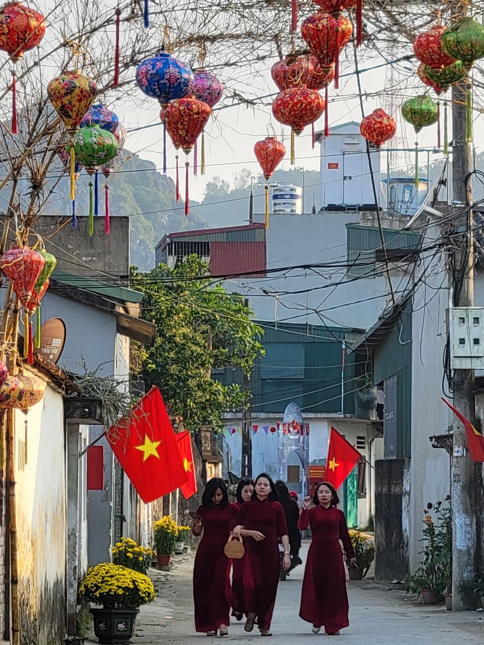 El Tet Giap Thin tiene un clima favorable y muchas actividades turísticas atractivas en el antiguo pueblo de Dong Son, atrayendo a turistas y personas de las áreas vecinas para venir y divertirse.