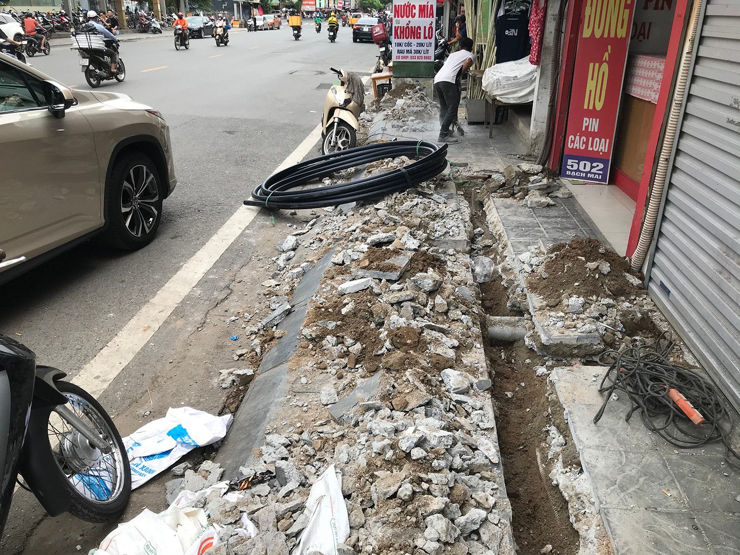 Hanoi: After paving the sidewalk, use a chisel to dig it up to put the water pipes underground, photo 9