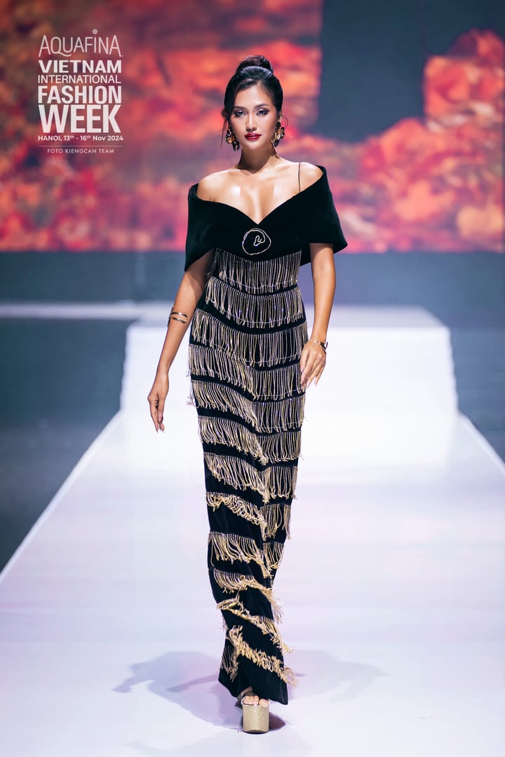 Miss Cosmo 2024 est charmante sur le podium de la Vietnam International Fashion Week - 3