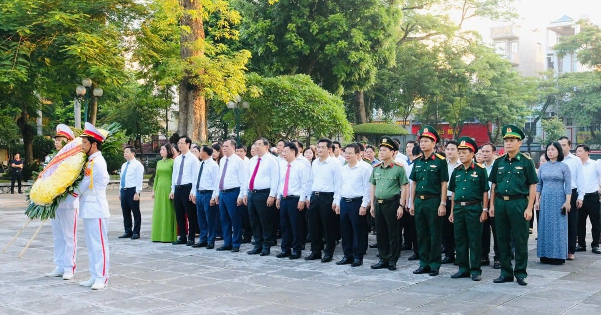 Les dirigeants de la province de Nam Dinh offrent de l'encens pour commémorer les martyrs héroïques