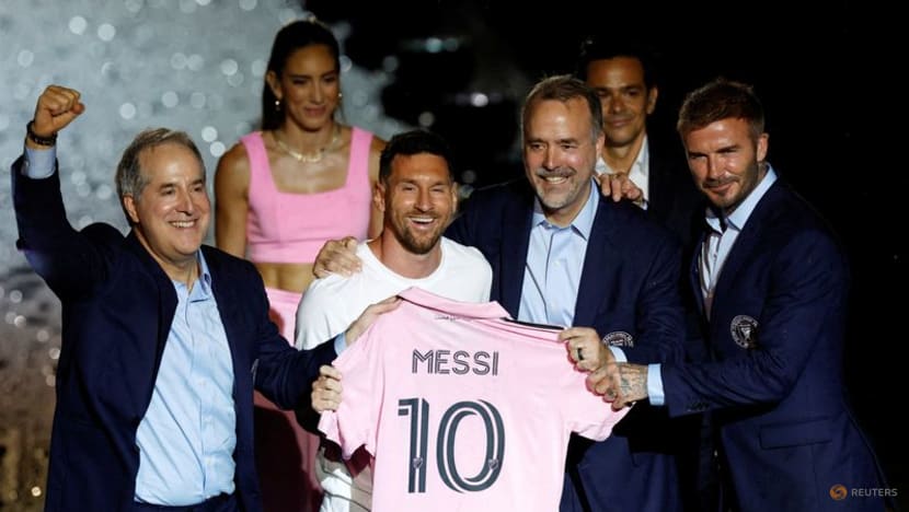 Ông chủ Inter Miami ngỏ ý đấu Barcelona để Messi có trận tri ân - Ảnh 2.