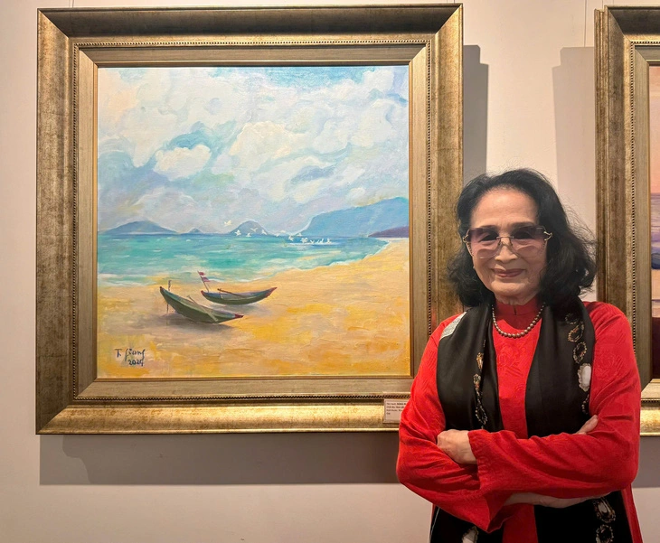 There is an artist Tra Giang of painting, who has experienced everything from mountains to seas.