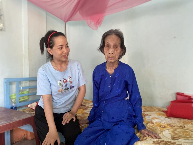 Mme Trinh Thi Khong, 119 ans, avec son petit-enfant à la maison dans la commune de Binh Loc, ville de Long Khanh, Dong Nai, mars 2024. Photo : Ngoc Ngan