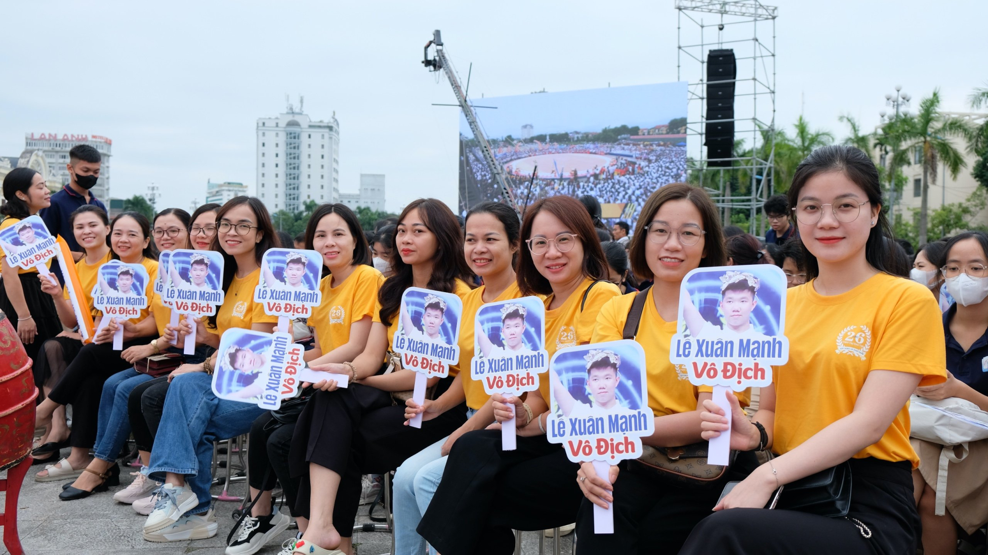 Thousands of fans stir up the Olympic atmosphere at Thanh Hoa Stadium, picture 2