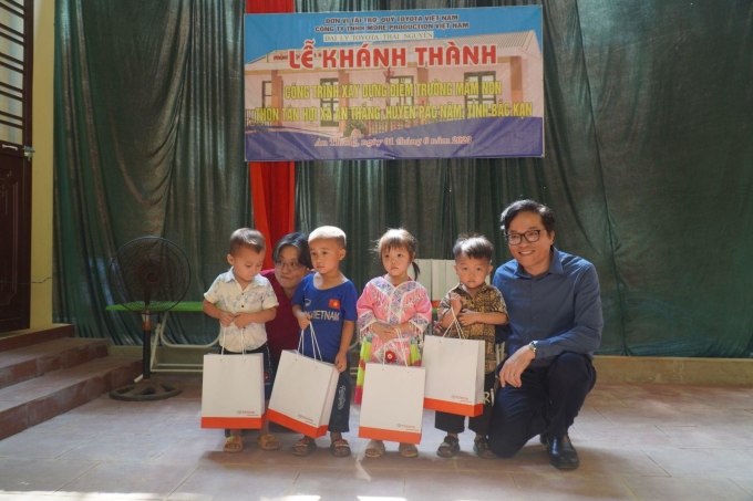 Un représentant du Fonds offre des cadeaux aux étudiants de Tan Hoi. Photo : Fondation Toyota Vietnam