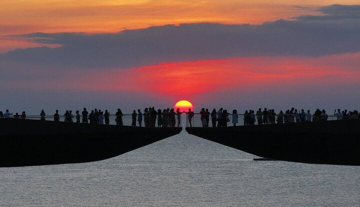 The Kissing Bridge attracts tens of thousands of visitors every day since its official opening.