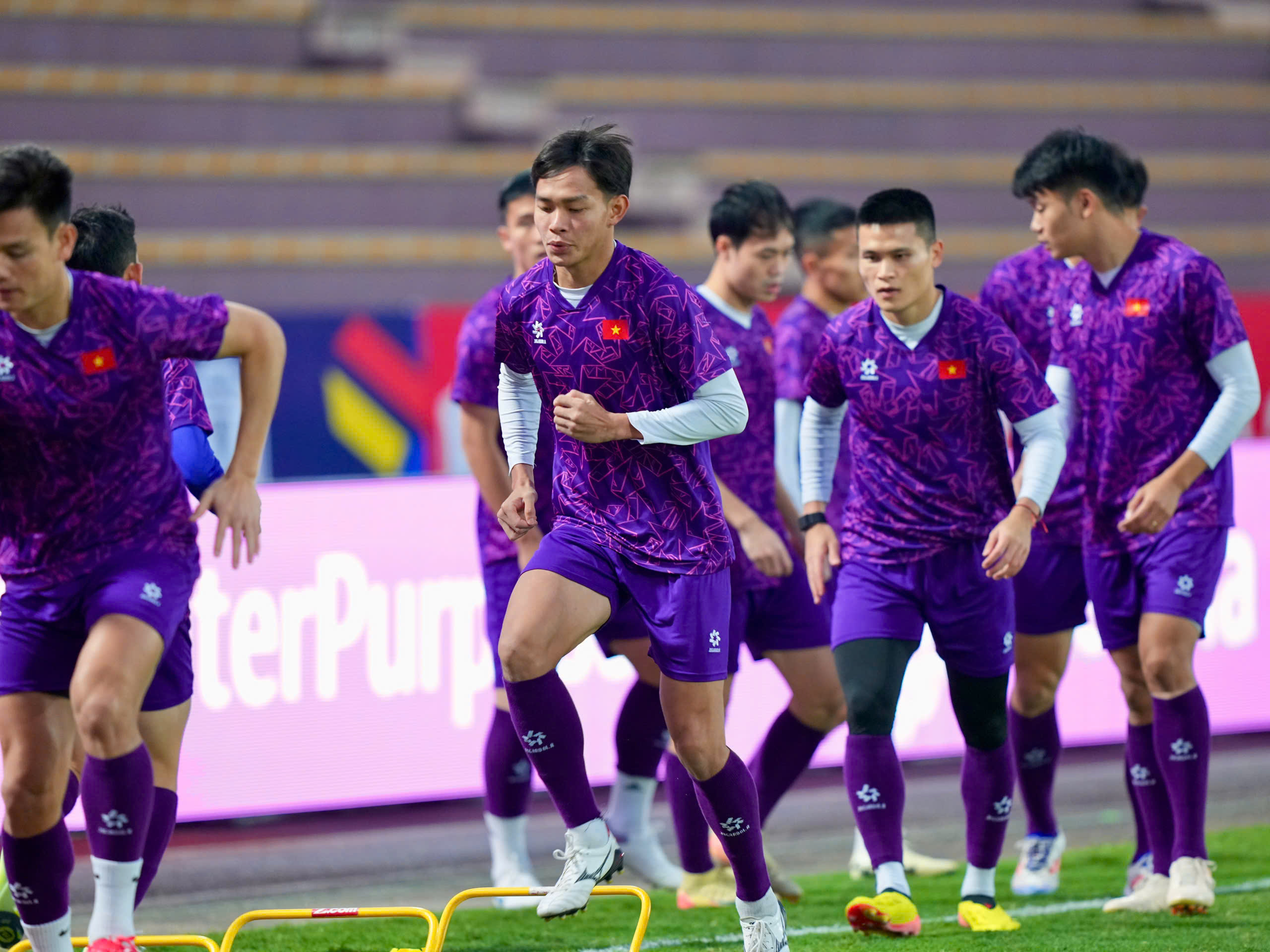 Khán giả tò mò ‘nhòm qua lỗ khóa’ ngắm đội tuyển Việt Nam, đại chiến Indonesia nóng!- Ảnh 4.