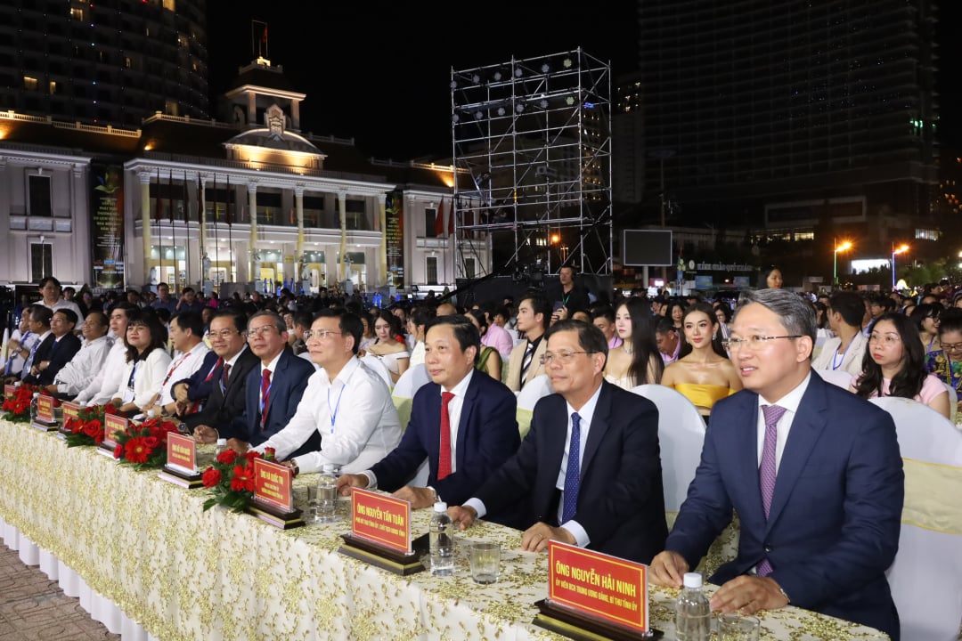 Los líderes provinciales de Khanh Hoa asisten al festival de música Miraculous Wings.