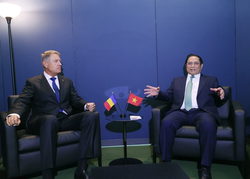 Le Premier ministre Pham Minh Chinh rencontre le président roumain Klaus Iohannis au siège des Nations Unies à New York (États-Unis) en septembre 2023. (Photo : Duong Giang/VNA)