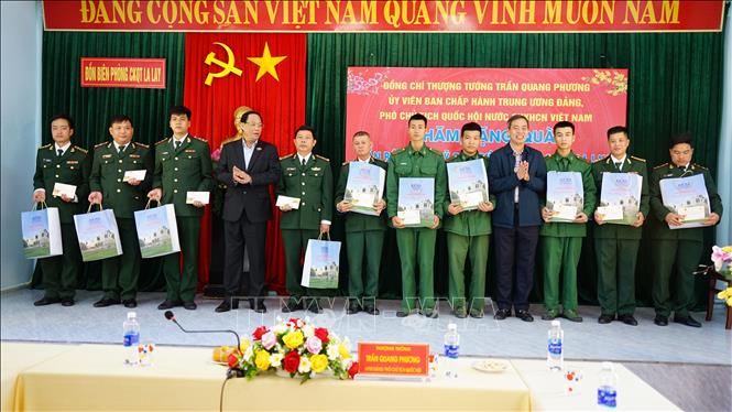 국회 부의장 Tran Quang Phuong이 Quang Tri 국경 경비대를 방문하여 새해 복 많이 받으세요를 기원합니다.