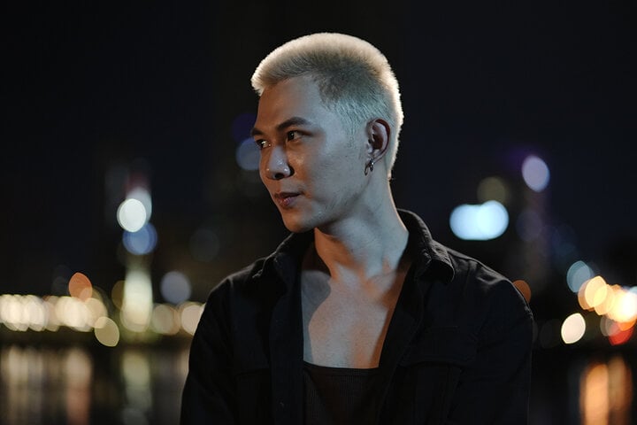 Anh Tu plays the male lead.