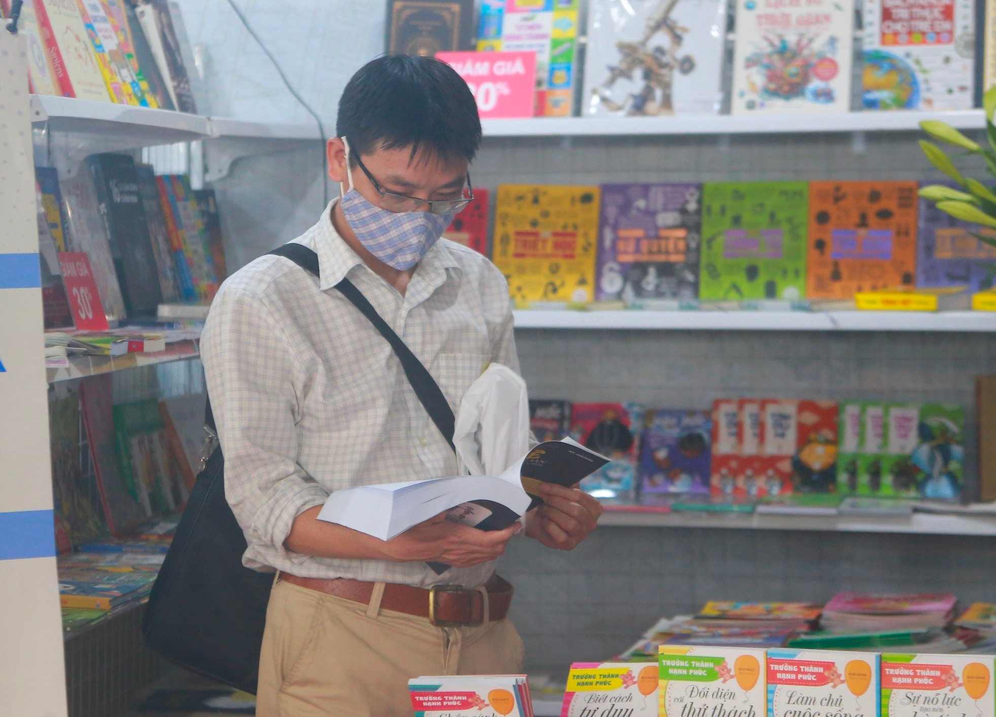 Muchos lectores pasaron horas eligiendo libros entre más de 40.000 títulos presentados en la feria del libro. Foto: Thuy Trang