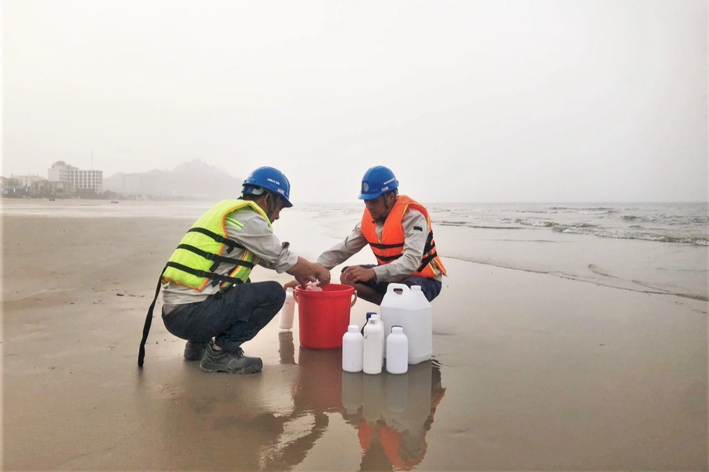 Lấy mẫu, tìm nguyên nhân nước biển chuyển màu đỏ ở Hà Tĩnh - 1