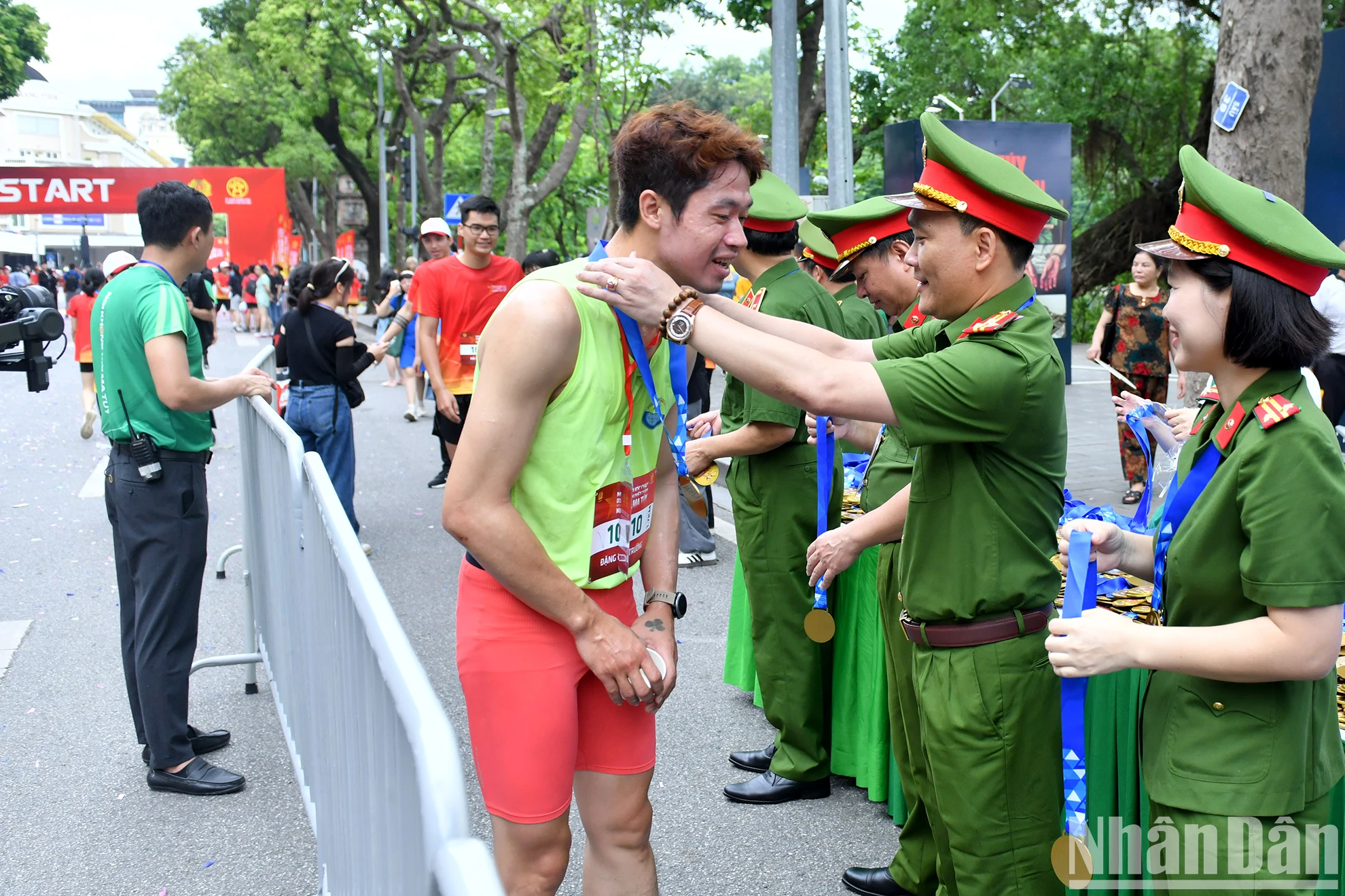 [Ảnh] Giải chạy phong trào "Ngàn bước chạy - Chung một quyết tâm - Vì cộng đồng không ma túy" ảnh 13