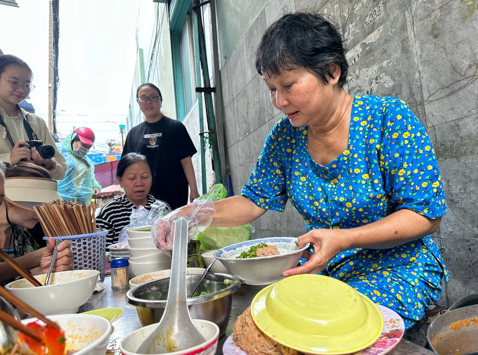 Bún riêu TP.HCM '10.000 đồng cũng bán', 1 tiếng hết sạch: Bà chủ không cần... nêm nếm - Ảnh 1.