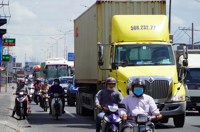 Traffic was dense on Highway 1, through Binh Chanh District, even though it was not rush hour, on the afternoon of August 17. Photo: Gia Minh