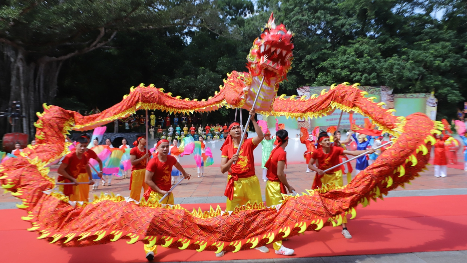 Dòng người trẩy hội Lam Kinh - Ảnh 2.