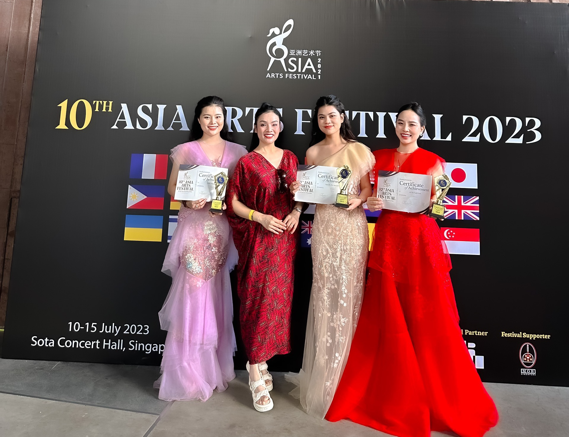 Ca sĩ Tân Nhàn bị 3 học trò vừa giành được Cúp Vàng Asia Arts Festival 2023 