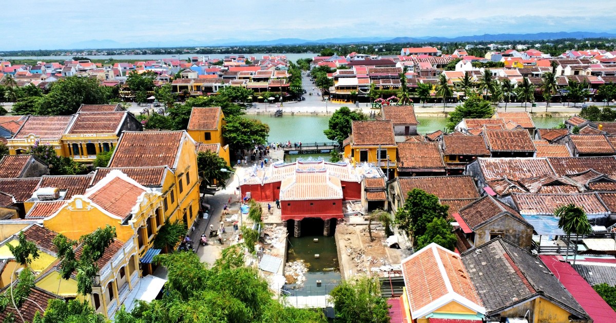 El puente cubierto de Hoi An luce una nueva capa tras días de restauración