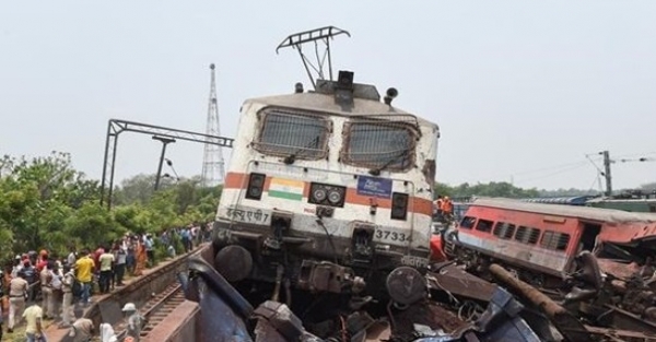 สัญญาณขัดข้องอาจทำให้รถไฟอินเดียชนกันจนมีผู้เสียชีวิต