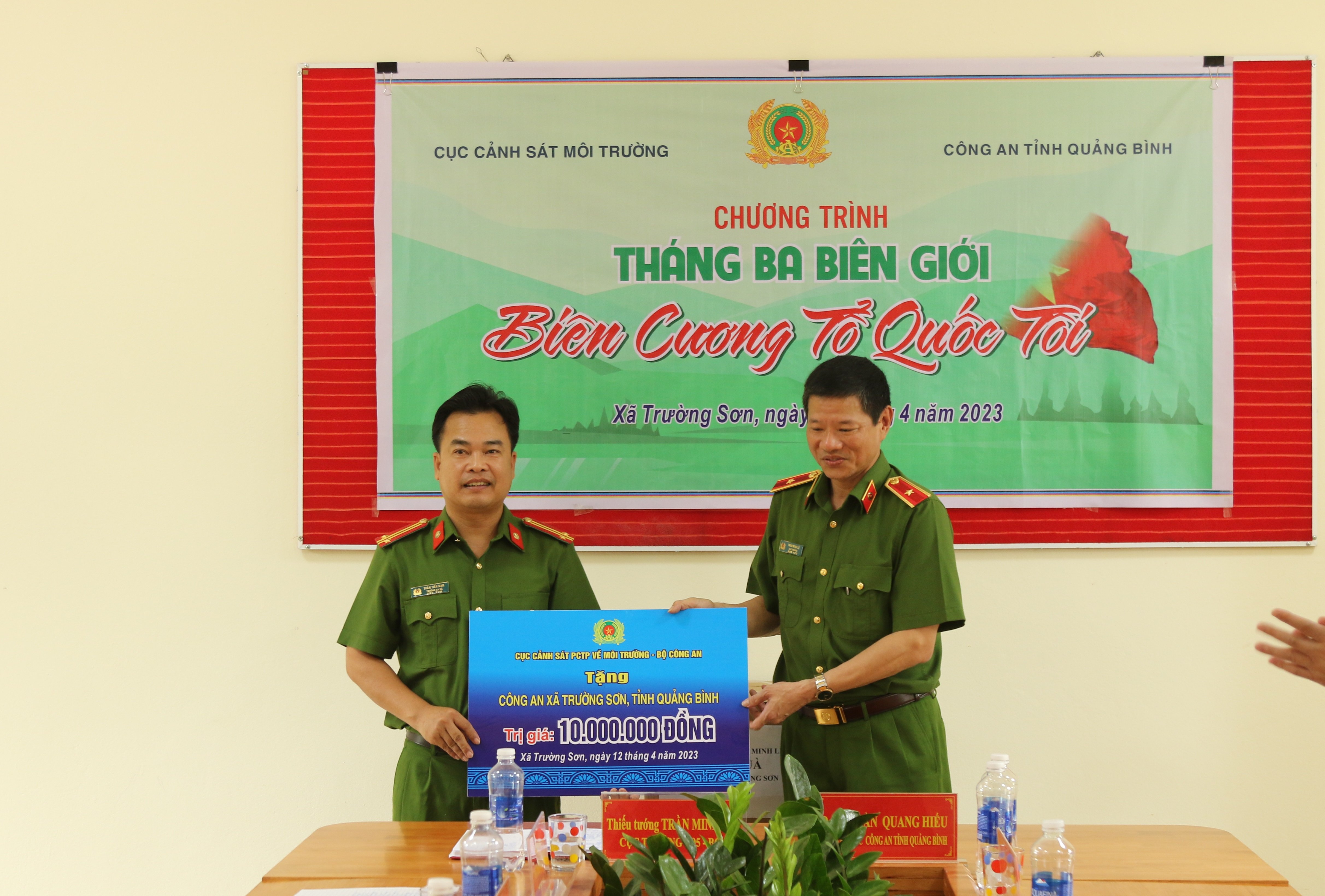 Major General Tran Minh Le presented gifts to encourage the police force of Truong Son commune.