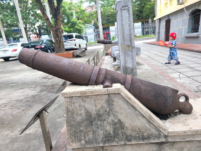 Hai khẩu súng thần công từ thời nhà Nguyễn đang được trưng bày ở bảo tàng Hải Phòng. Ảnh: Lê Tân