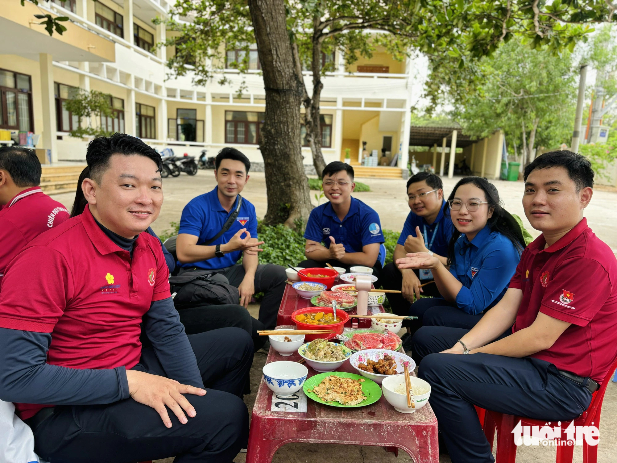 Bữa cơm trưa dưới tán cây bàng cùng với các chiến sĩ tình nguyện. Suốt hai tuần bám trụ trên đảo, các chiến sĩ tình nguyện tự đi chợ, nấu ăn. Tán bàng là căng tin của các bạn - Ảnh: VŨ THỦY