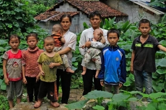 Una pareja de 9 años vive aislada en las montañas y tiene 10 hijos en 12 años