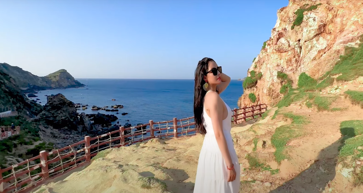 Vietnam's sea is incredibly beautiful in the MV "Burning Summer"