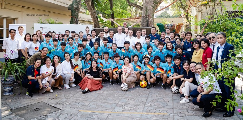German Embassy exchanges with Vietnam women's team photo 1
