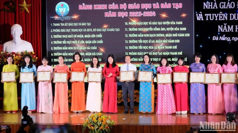 Hommage à 25 enseignants exceptionnels de Da Nang en 2024, photo 2