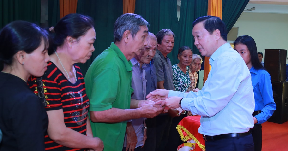 Le vice-Premier ministre Tran Hong Ha visite et offre des cadeaux du Têt à Dong Nai