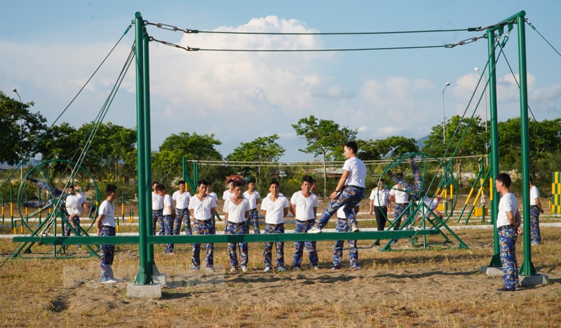 Thượng úy Phạm Quang Trịnh (trên cầu sóng), cùng đồng đội luyện tập môn cầu sóng và vòng quay trụ.