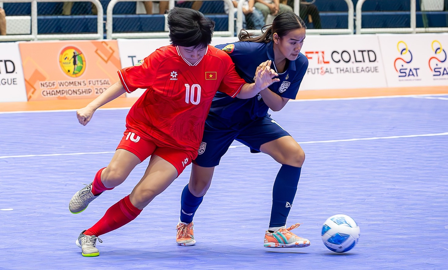 Đội futsal nữ Việt Nam vô địch thuyết phục ngay trên đất Thái Lan - Ảnh 1.