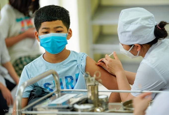 Un niño en Hanoi recibe una inyección de vacuna. Foto: Giang Huy