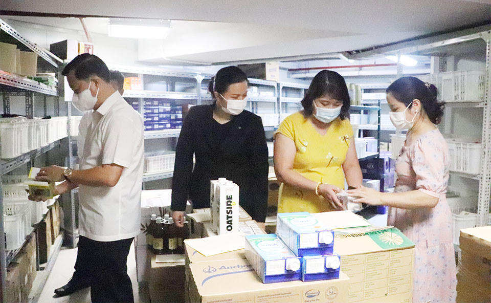 Comprobando el origen de las materias primas utilizadas en la producción de pasteles de luna en el Hotel Sofitel Legend Metropole Hanoi.