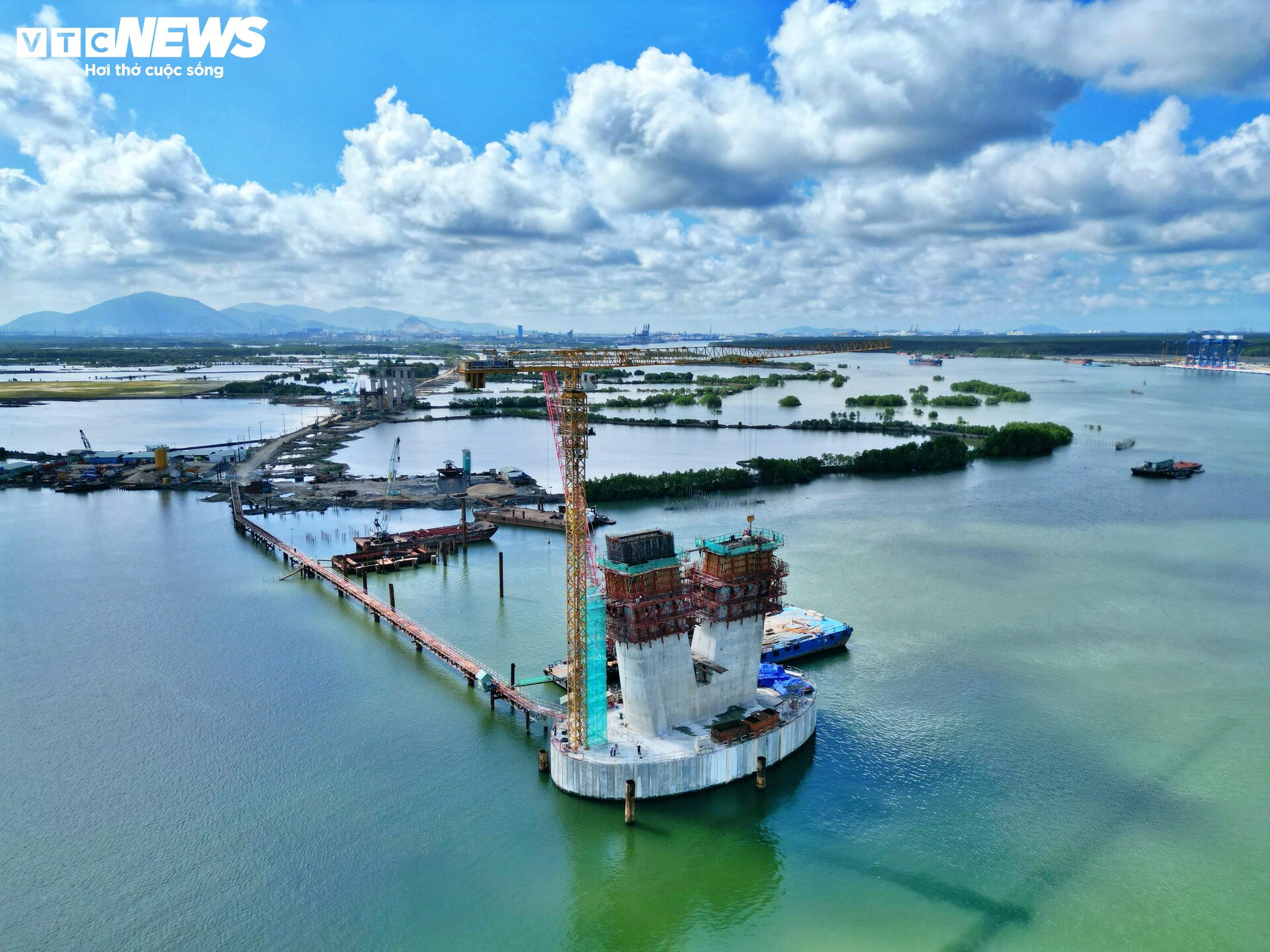 Close-up of the trillion-dollar bridge connecting Ba Ria - Vung Tau with Dong Nai after more than 1 year of construction - 1