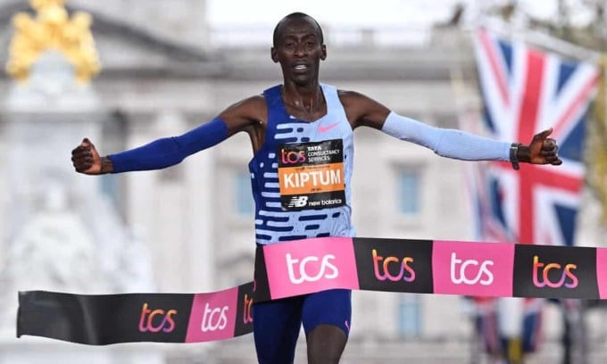 Kiptum về nhất ở London Marathon 2023. Ảnh: AFP