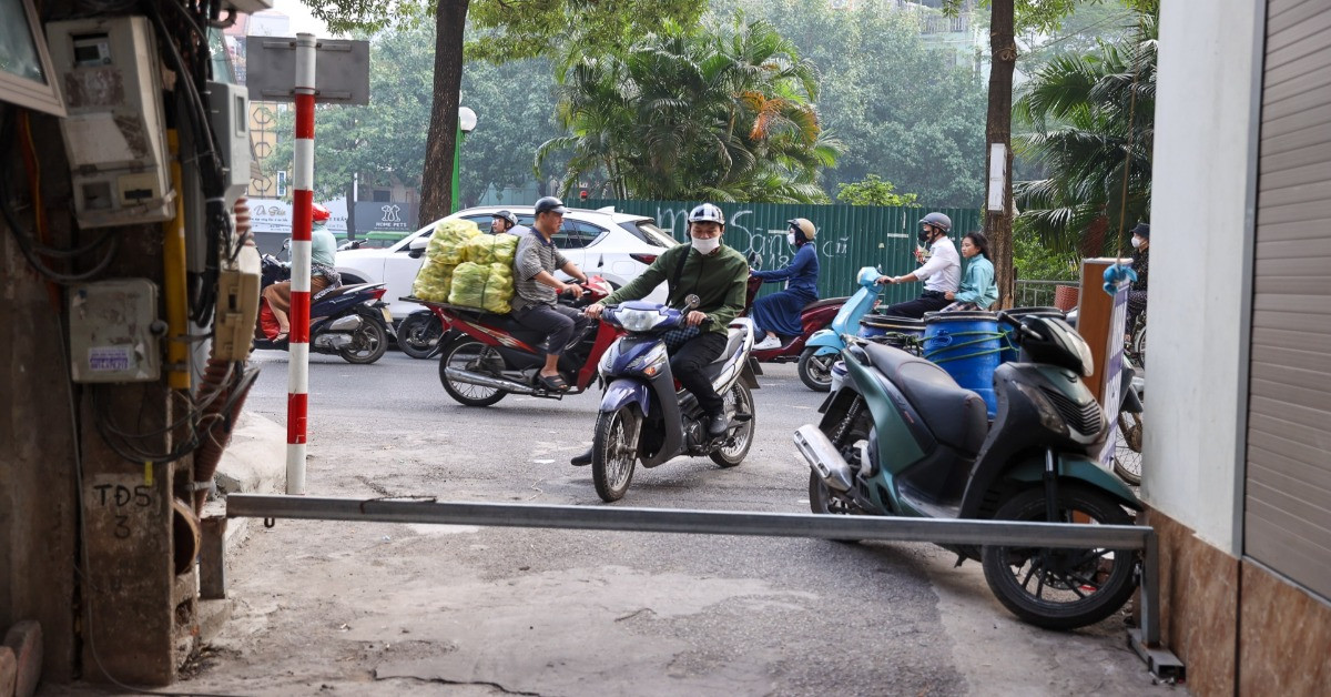 Menschen blockieren Autos in den Gassen von Hanoi mit Barrieren: Nur wenn es keine andere Möglichkeit gibt