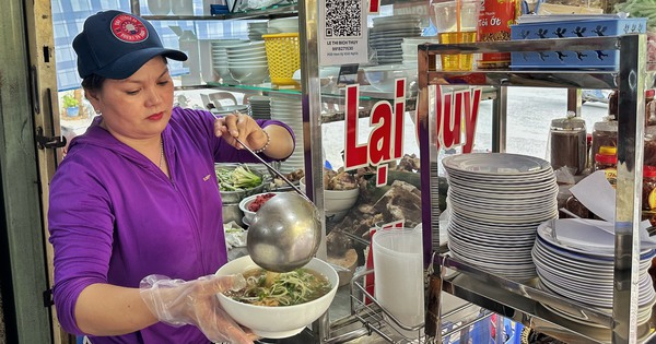 Hu Tieu, Bun Bo... in Ho Chi Minh City are sold during Tet, some shops are open 24/7: How much have prices increased?