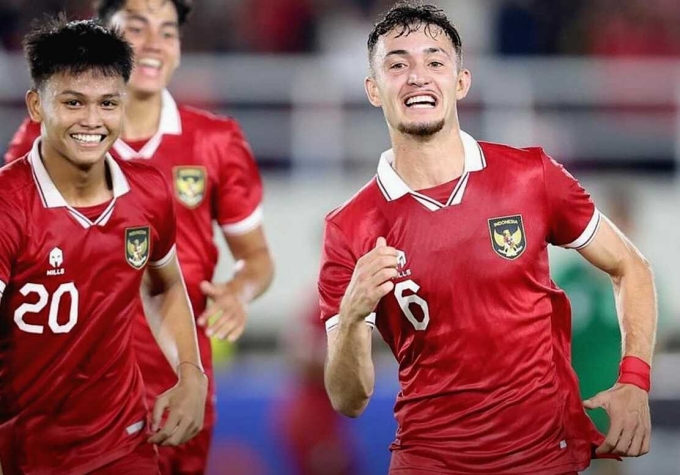 이바르 제너(오른쪽)가 2024년 AFC U23 챔피언십 예선에서 투르크메니스탄을 상대로 2-0으로 승리한 경기에서 인도네시아의 선제골을 넣은 것을 축하하고 있습니다. 사진: PSSI