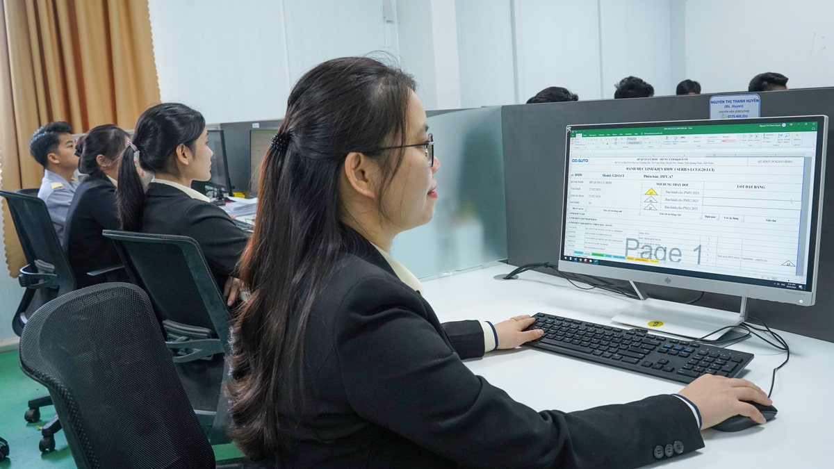 Chị Nguyễn Thị Thanh Huyền - Phòng Quản lý dự án Kinh doanh, Trung tâm R&D Ô tô đang rà soát, kiểm tra B.O.M (Bill of Materials)