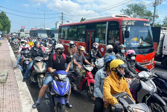 El tráfico avanzó lentamente a través del puente Rach Mieu al mediodía del 30 de diciembre. Foto: Hoang Nam