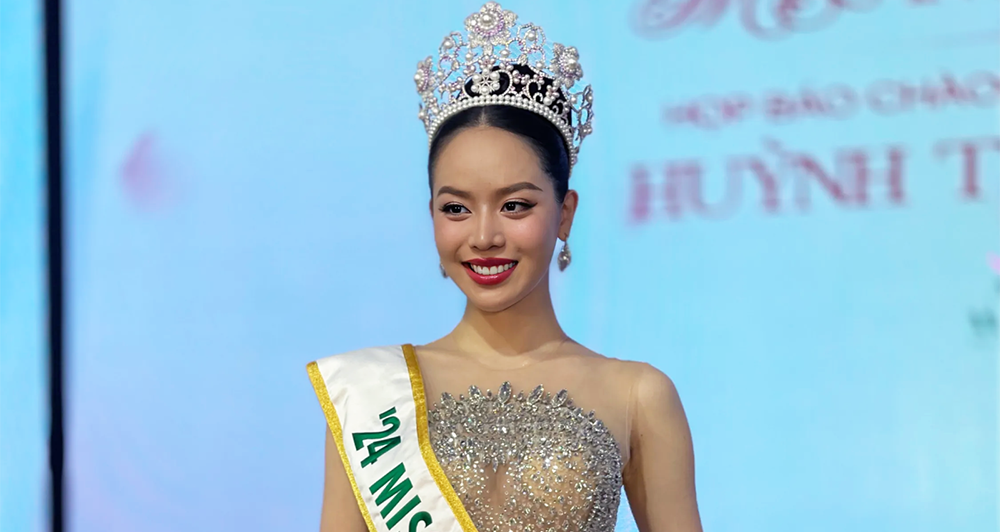 Miss International 2024 Thanh Thuy is surrounded by fans who admire and worship her.